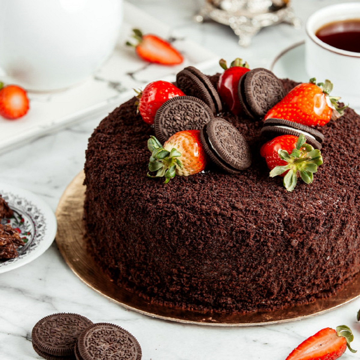 [تصویر:  side-view-chocolate-cake-decorated-with-...-11899.jpg]