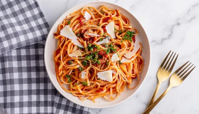 طرز تهیه اسپاگتی لینگوئینی با سس گوجه فرنگی