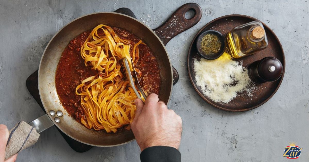 ماکارونی و سس باید با هم ترکیب و پخته شوند